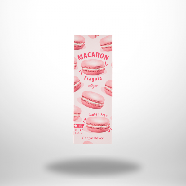 Schlanke Packung Cuorenero Macaron Fragola (42 g) mit pinken Erdbeer-Makaronen, glutenfrei gekennzeichnet.