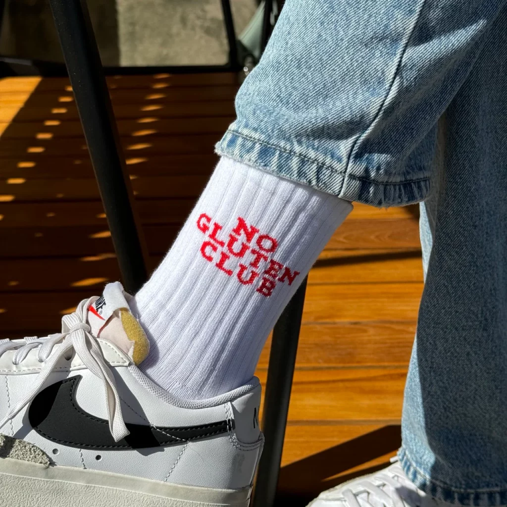 NO GLUTEN CLUB Socken: Weiße Tennissocken mit rotem Logo, Bio-Baumwolle, nachhaltig in Portugal hergestellt. Vegan, glutenfrei & ideal für Sneaker-Looks.