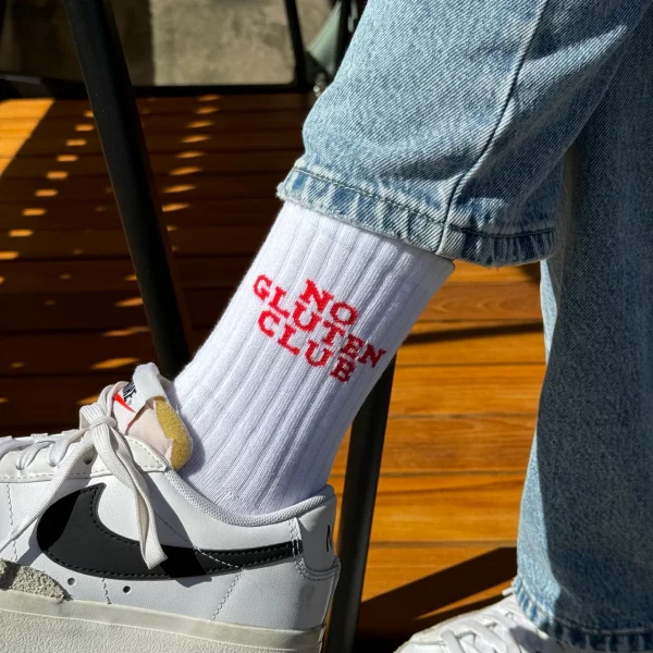 NO GLUTEN CLUB Socken: Weiße Tennissocken mit rotem Logo, Bio-Baumwolle, nachhaltig in Portugal hergestellt. Vegan, glutenfrei & ideal für Sneaker-Looks.
