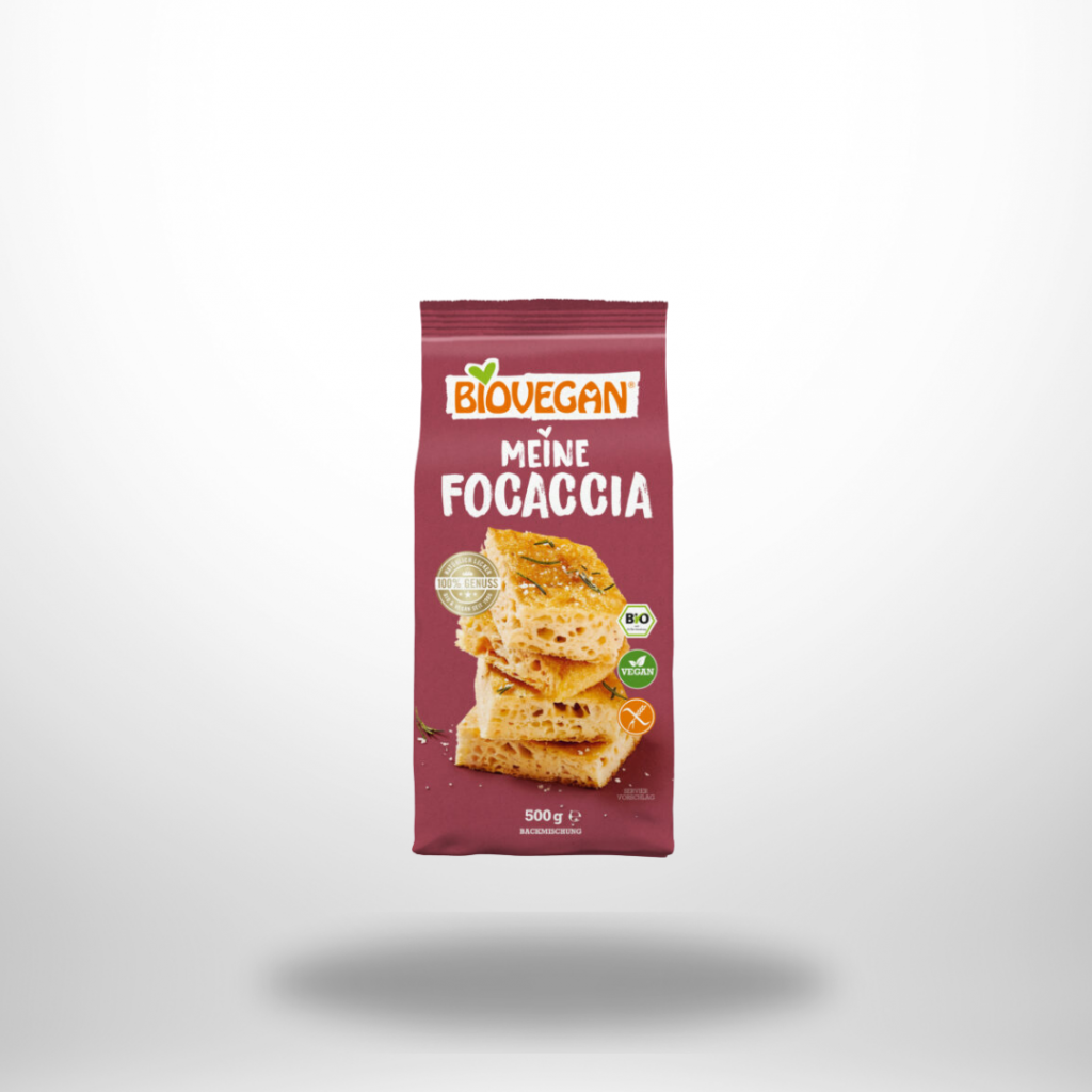 Packung Biovegan Mein Focaccia (500 g) neben aufgeschnittenem Focaccia-Fladen mit Rosmarin und Tomaten.