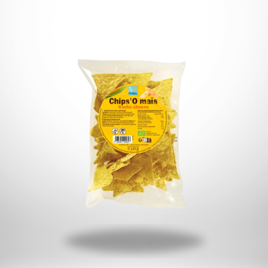 Beutel „Pural Chips O Mais Nacho Cheese“, transparente Verpackung mit gelbem Rundetikett; dreieckige Maischips sichtbar.