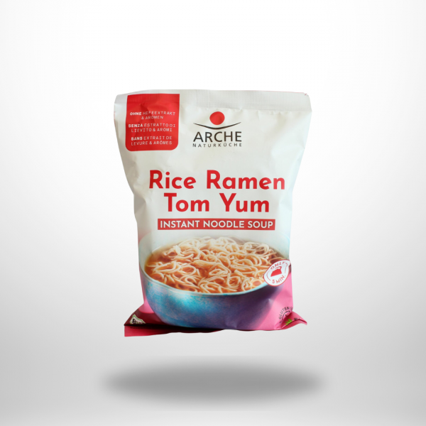 Weiße Tüte „ARCHE Rice Ramen Tom Yum“ mit Suppe.