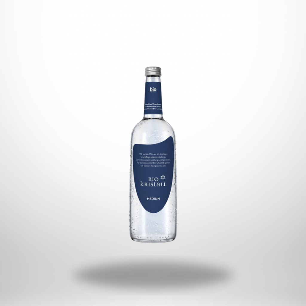 BIOKRISTALL Bio Mineralwasser Medium – feinperlig, rein & nachhaltig. Perfekt für unterwegs in der 0,33-l-Glasflasche.